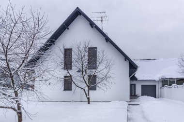 Ön bahçeye kar ile müstakil ev. Kış bulutlu gün konut ev. Kar Beyaz Saray'da