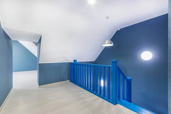 Interior Sala Piso Superior Com Piso Laminado Teto Alto Escadaria — Fotografia de Stock