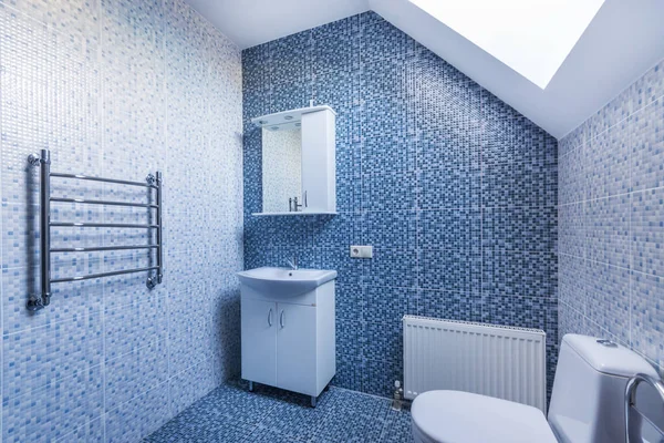 Armário Vaidade Branca Interior Banheiro Simples Piso Telha Clarabóias Teto — Fotografia de Stock