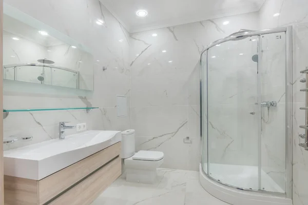 Baño Principal Contemporáneo Cuenta Con Gabinete Tocador Equipado Con Lavabo —  Fotos de Stock