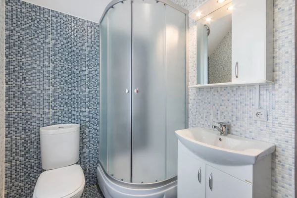 Interior Uma Casa Banho Simples Com Cabine Duche — Fotografia de Stock