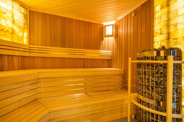 Perfekter Saunabereich Mit Holzpaneel Moderner Elektroheizung Und Salzsteinwand Für Die — Stockfoto