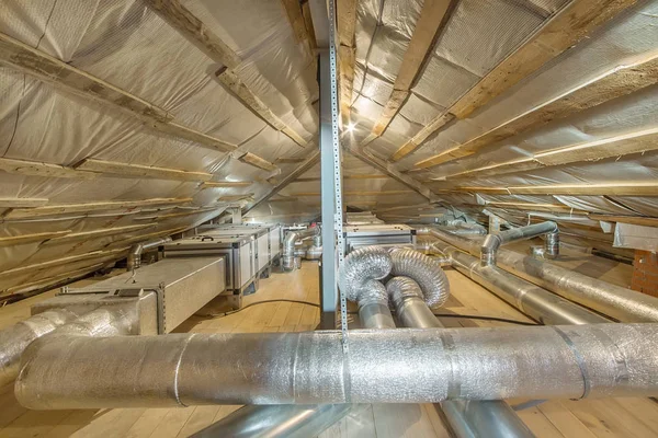 Hele Huis Lucht Ventilatie Reinigingssysteem Ventilatie Pijpen Zilveren Isolatiemateriaal Zolder — Stockfoto