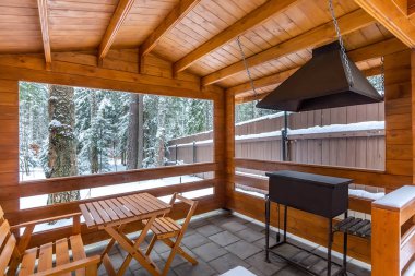 Arbor karlı bahçesinde barbekü ile