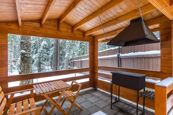 Arbor karlı bahçesinde barbekü ile