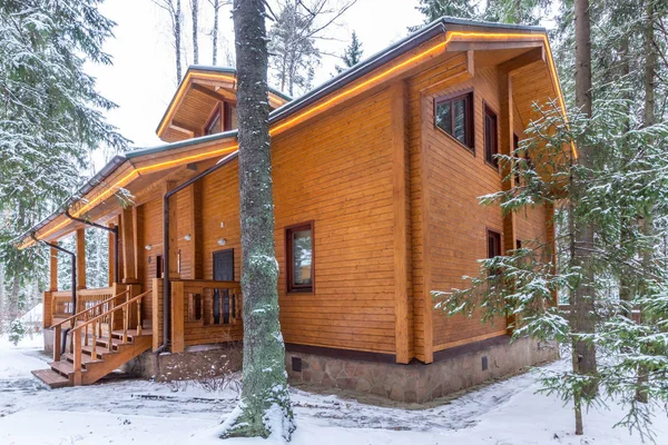 Casa Madeira Coberta Neve Floresta Entardecer Cabine Madeira Moderna Com — Fotografia de Stock