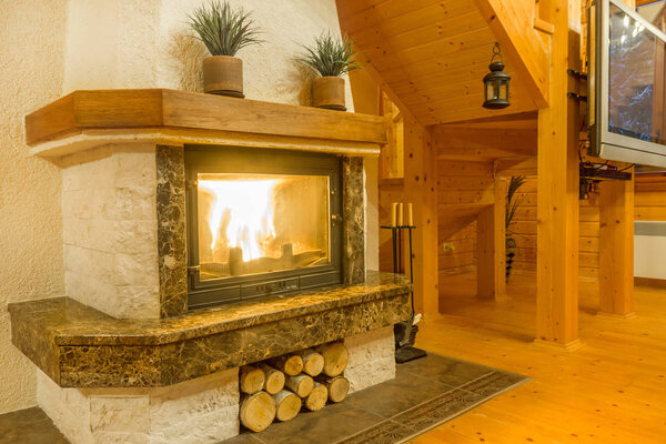 Камин с горящим огнем. Горящие дрова
