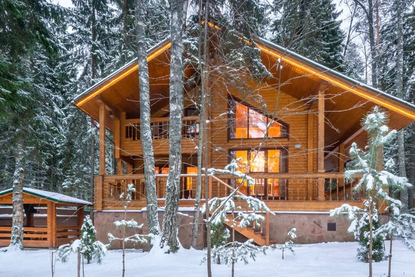 Snow Covered Beautiful Wooden House Forest Dusk Modern Log Cabin — Zdjęcie stockowe