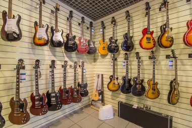 Elektrik gitar müzik dükkanı duvarda asılı