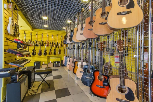 Una Fila Diferentes Guitarras Eléctricas Colgando Una Tienda Musical Moderna —  Fotos de Stock