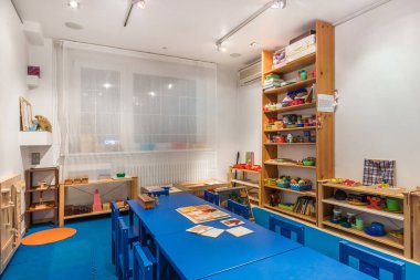 Nesne tablo üzerinde bir sürü oyun odası. Sanat odası eğitim çocukların yaratıcılık için. Okul öncesi sınıf bekleyen çocuklar.