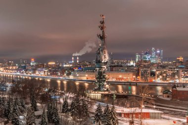 Moskova iluminated şehir merkezinde akşam saat sırasında hava görünümüne. Anıt büyük Peter
