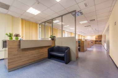 Modern ofis açık alan ve büyük pencereler ile. Resepsiyon Masası