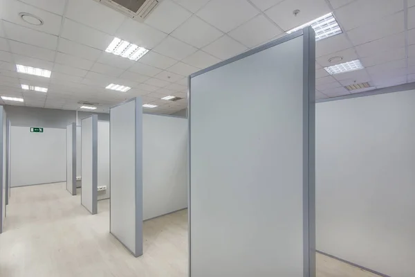 Açık ofis bölme işyeri. Mobilyasız kabinleri