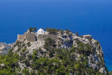 Monolithos Kalesi - deniz pitoresk manzaralı bir uçurum üzerine inşa edilmiş 15. Antik Aziz Panteleimon Şapeli. Rodos, Yunanistan