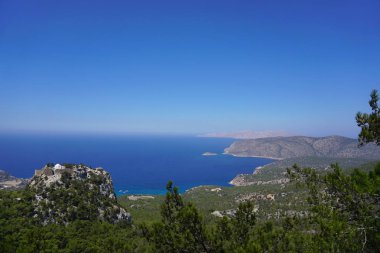  Monolithos Şatosu 'nda, Akdeniz' e tepeden bakan 100 metre uzunluğundaki kayalık bir yüzey üzerine kurulmuş.                              