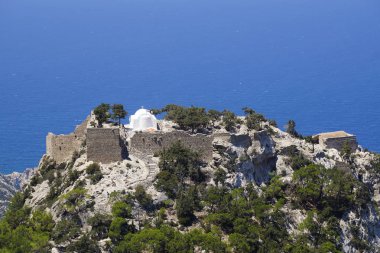  Monolithos Kalesi - deniz pitoresk manzaralı bir uçurum üzerine inşa edilmiş 15. Antik Aziz Panteleimon Şapeli. Rodos, Yunanistan                              