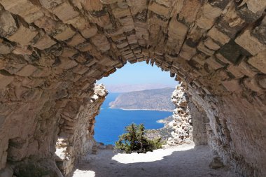 Ege'deki Monolithos kalesindeki bir kilisenin kalıntılarından manzara                             