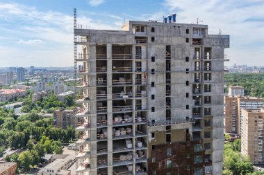 Yüksek katlı çok katlı apartman inşaatı üzerinde üst görünüm