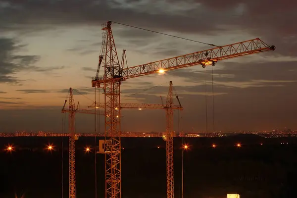 Guindastes Construção Sobre Pôr Sol Céu Fundo Abstrato Noite — Fotografia de Stock