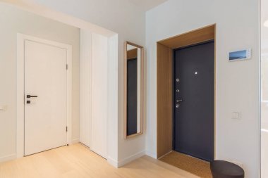 Küçük bir dairede koridor.