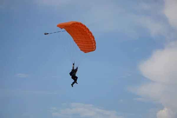 Parachute Jumper Prepares Land — Stock Photo, Image