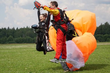 Vatulino, 03 Temmuz 2018: İlk atlayışı kutlayan parashute kazakları bir arada. Onlar mutlu ve ellerini tutmak