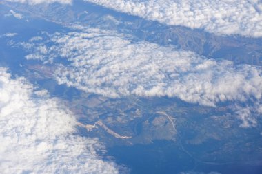 Uçak penceresinden güzel bir manzara. Bulutların üzerinde uçakta uçmak