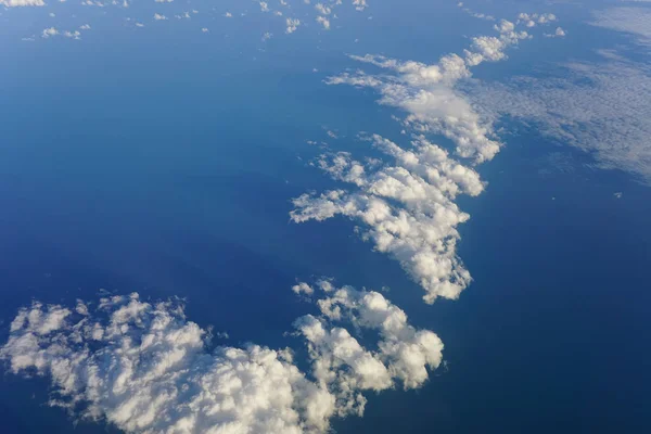 Voando Avião Sobre Nuvens Bela Vista Nublada Céu Janela Avião — Fotografia de Stock