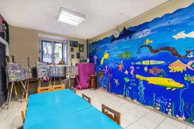 Anaokulunda çocukların yaratıcılığı için eğitim için sanat odası. Şüsküllü eğitim klass çizim
