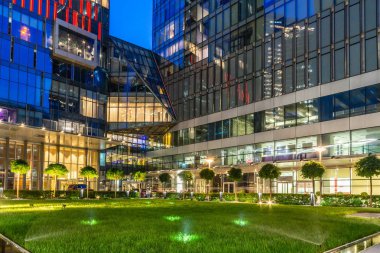 İş bölgesindeki modern gökdelenler. Gece mimarisi. Cam cepheli gökdelenler. İş, ekonomi ve finans kavramı 