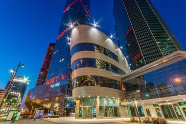 Alacakaranlık saatinde Uluslararası İş Merkezi. Gökdelenlerin akşam ışıkları