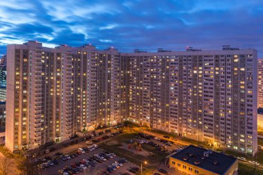 Bir konut çok katlı apartmanın üst görünümü. Gece aydınlatması. Gece şehrinin ışıkları