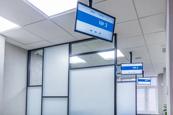 Yüksek siyah beyaz cam panelleri ve dijital tabelaları olan modern kabin ofisi.