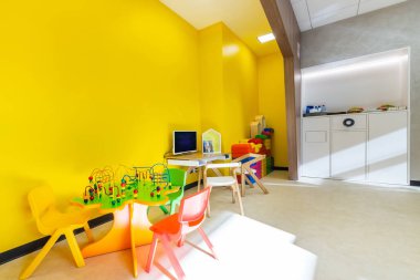 Çay ve kahve içilen bekleme salonu ve çocuklar için oyun alanı.