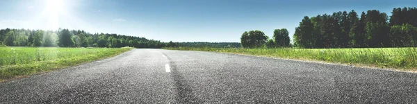 在阳光明媚的春天天道路全景 — 图库照片