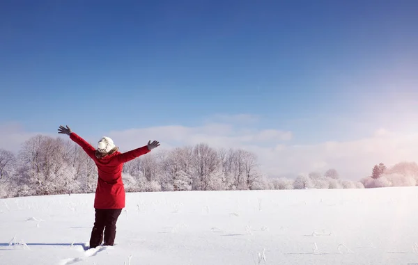 Femme heureuse en hiver paysage sur paysage enneigé — Photo