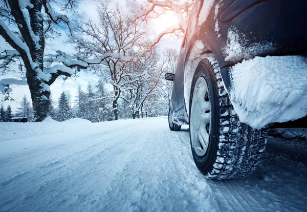 Autógumik téli úton — Stock Fotó