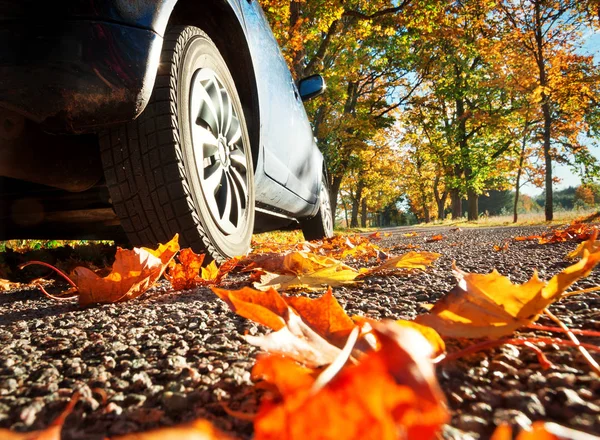 Auto Herbsttag Auf Asphaltierter Straße Geparkt — Stockfoto