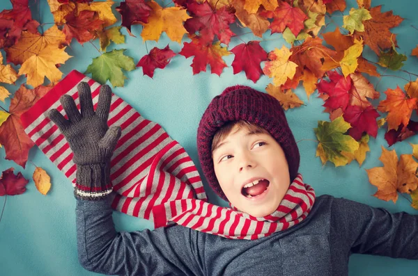 소년이을 꿈입니다 모자와 스카프와 메이플에서 파란색 배경에 나뭇잎 — 스톡 사진