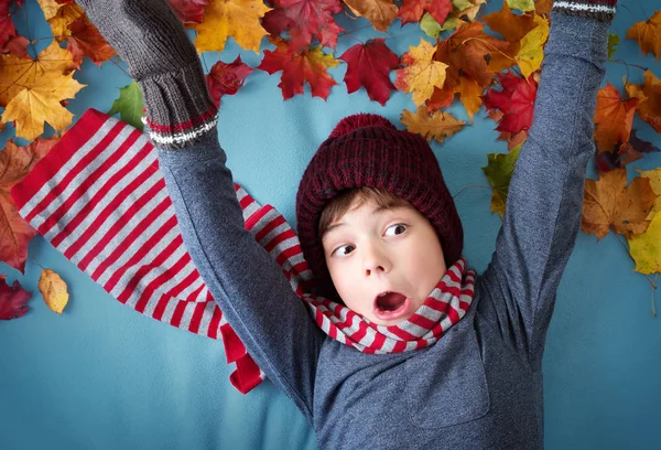 Семирічний Хлопчик Який Мріє Восени Дитина Капелюсі Шарфі Кленовому Листі — стокове фото