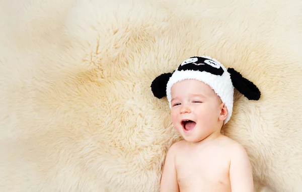 Schläfriges Einjähriges Baby Liegt Schafsmütze Auf Lammwolle Hintergrund — Stockfoto