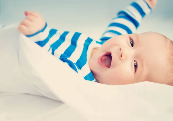 Rapazinho Feliz Deitado Cama Bonito Bebê Quatro Meses Idade Terno — Fotografia de Stock