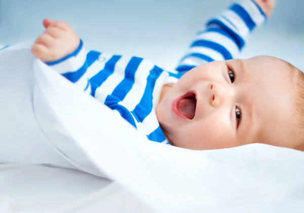 Boldog Kisfiú Ágyban Csíkos Sleepsuit Otthon Aranyos Négy Hónapos Baba — Stock Fotó