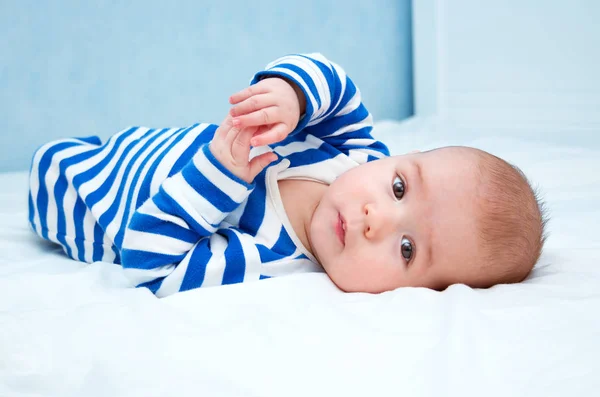 Glücklicher Kleiner Junge Der Bett Liegt Lustiges Vier Monate Altes — Stockfoto