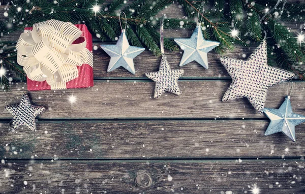 Boże Narodzenie gwiazd na tle drewnianych z gałęzi drzewa jodły — Zdjęcie stockowe