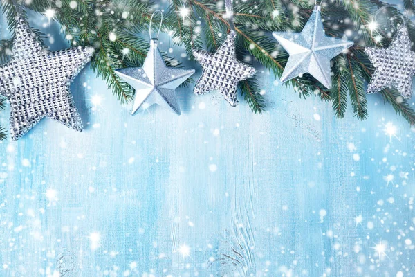 Boże Narodzenie gwiazd na tle drewnianych z gałęzi drzewa jodły — Zdjęcie stockowe