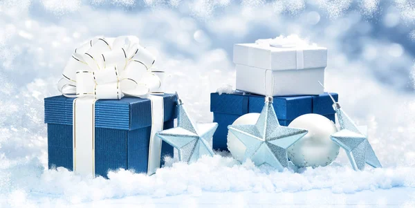 Niebieski pudełeczka z świątecznych dekoracji — Zdjęcie stockowe
