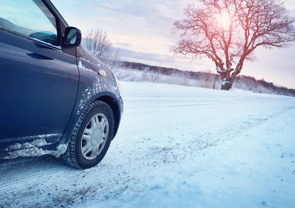 Autoreifen auf winterlicher Straße — Stockfoto