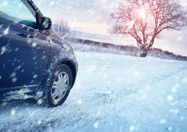 Autoreifen auf winterlicher Straße — Stockfoto